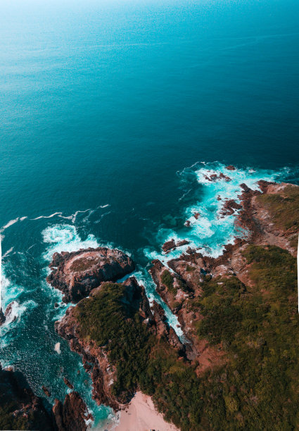 航拍的海浪冲击岩石海岸线图片下载