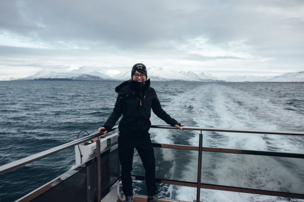 斯瓦尔巴群岛北极峡湾的一艘游船上的年轻女子图片下载