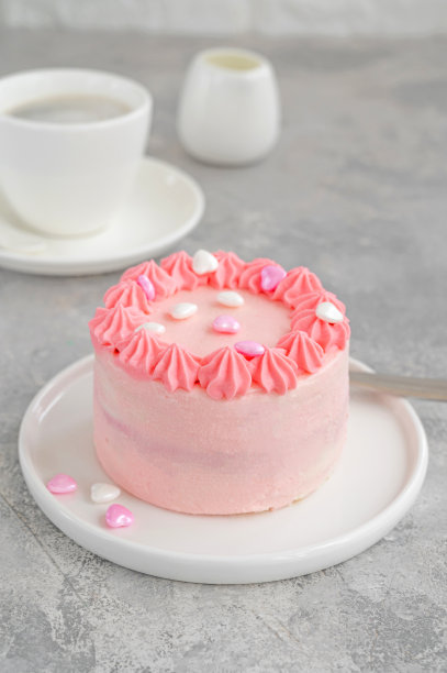 盒饭蛋糕。不同的小蛋糕在午餐盒。亚洲食品的趋势。适合任何节日的可爱礼物。图片下载