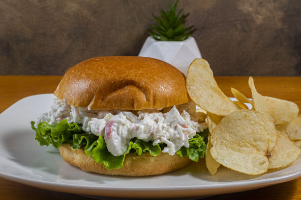 海鲜沙拉配奶油蛋卷面包配薯片，图片下载