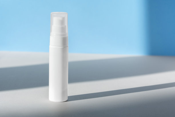 奶油分配器模板前视图蓝色表面与阴影从窗户。面部乳液，保湿霜，护肤美容化妆品的瓶子模型。品牌水疗产品包装模拟。图片下载