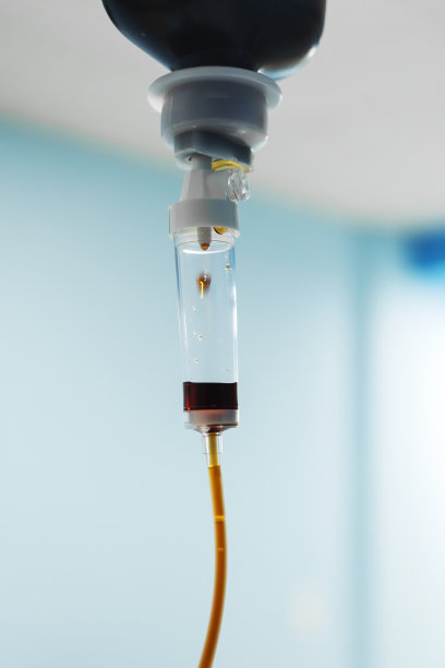 近距离观察设置静脉输液滴铁液在医院，医学概念，复制空间。病房里的滴管从管子里掉下来图片下载