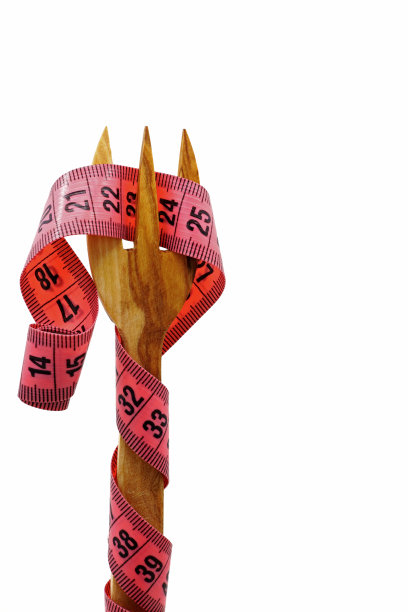 木制叉子和红色卷尺被隔离在白色背景上图片下载