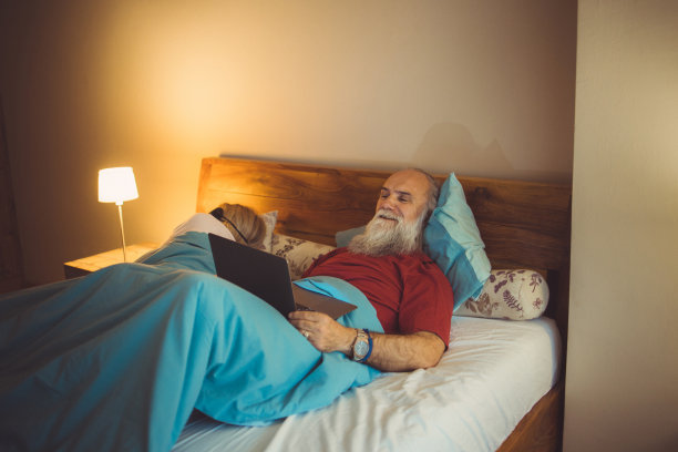 一对老夫妇在床上看网络电视图片下载