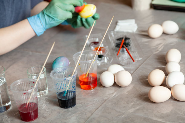 用来给复活节彩蛋上色的塑料杯图片下载