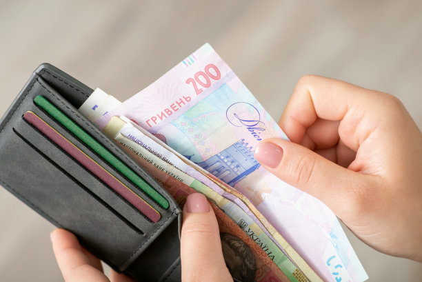 特写镜头灰色钱包信用卡和乌克兰钱，特写图片下载