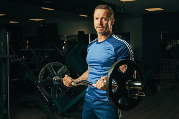 健美老人在健身房举杠铃图片下载