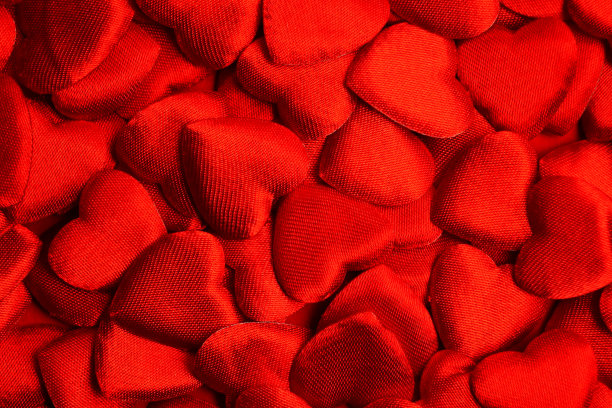 背景是鲜红色的心。情人节。图片下载