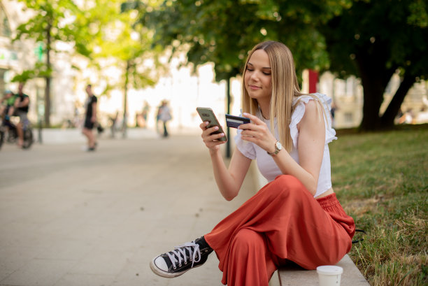 快乐的女人网上购物和享受在城市股票的照片图片下载