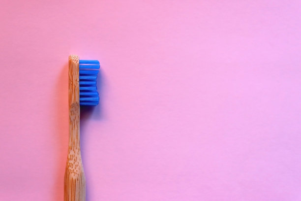 粉色背景的木质牙刷图片下载