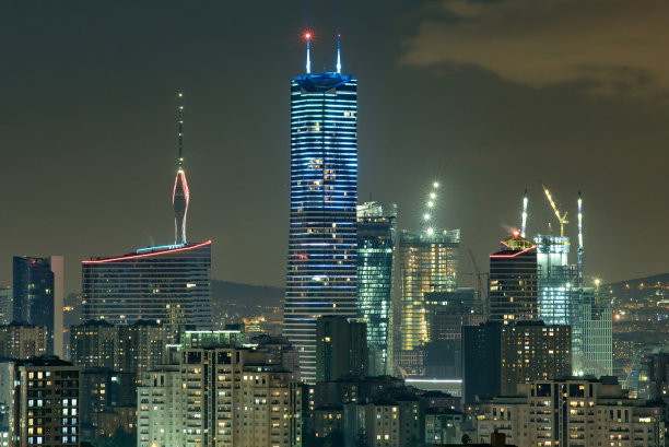 夜晚的摩天大楼图片下载