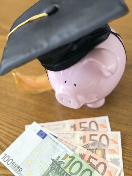 节省学费，学位帽和100美元图片下载