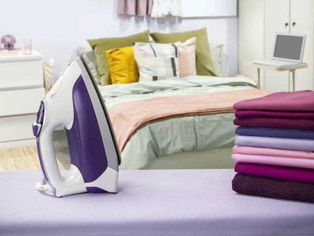 熨烫和折叠衬衫图片下载