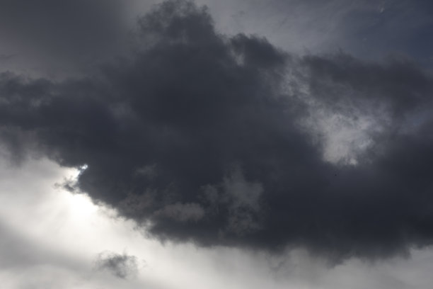 云挡住了太阳。灰色的一天。天空中有灰色的云。图片下载
