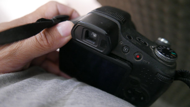 拍照时间:拿着相机的人图片下载