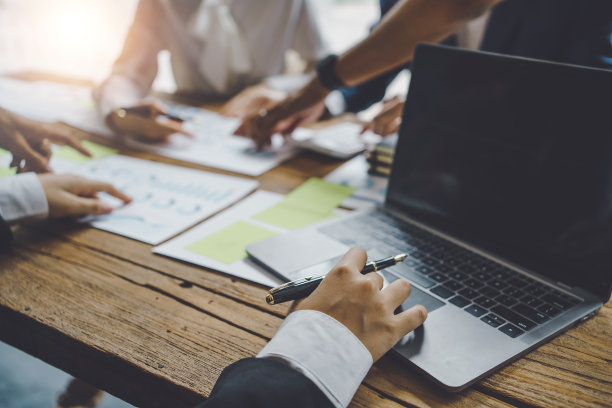 商务人士开会讨论新创业项目的想法、陈述、计划、营销和投资。图片下载