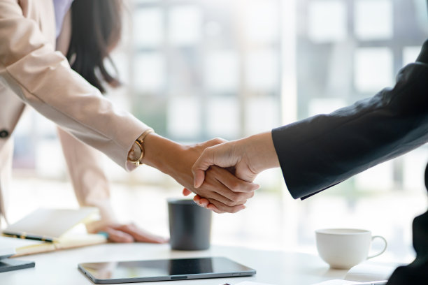 业务握手。企业高管对联合业务协议表示祝贺。图片下载