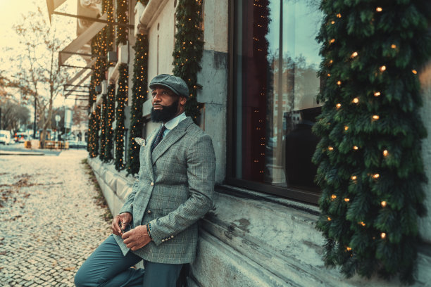 帅哥靠在窗台上图片下载