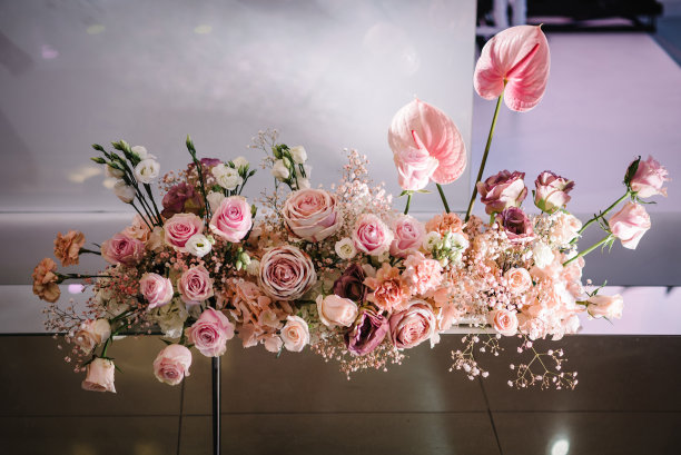 奢华的婚礼装饰和粉红色的鲜花。婚礼当天婚宴桌的布置。婚礼宴会厅的喜庆餐桌上摆放着鲜花和绿色植物。关闭了。图片下载