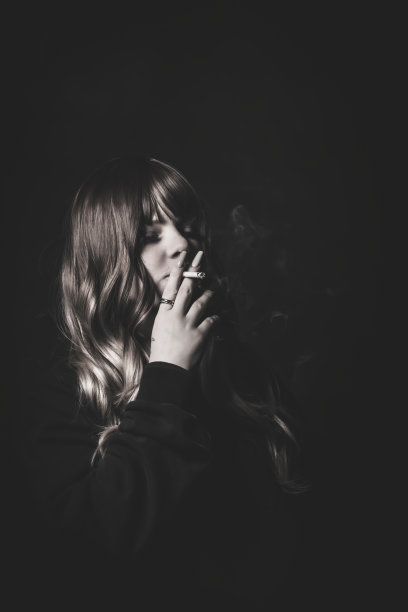 一个年轻女孩抽烟的肖像图片下载