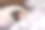 年轻女孩躲在被窝里图片下载
