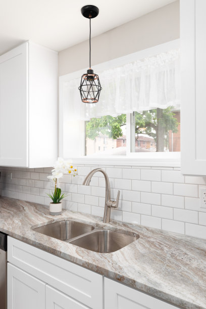 白色厨房里的厨房水槽。图片下载