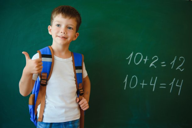 一个在校学生在董事会的画像图片下载