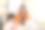 女儿在餐桌上画画，母亲在笔记本电脑前工作图片下载