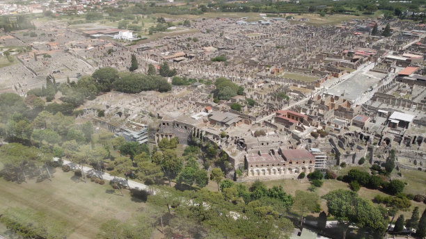 庞贝古城,意大利。在夏季，从无人机角度鸟瞰旧城。图片下载