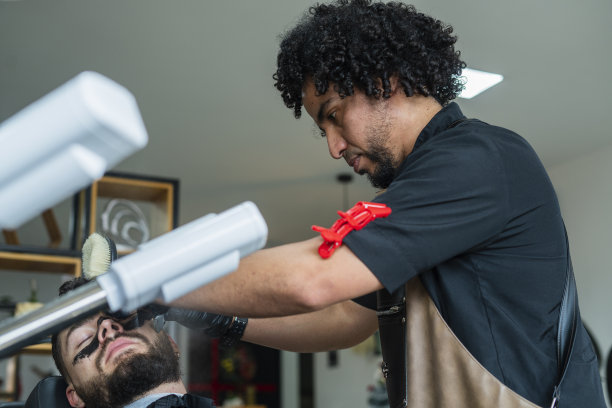 男造型师为客户进行简单的胡须处理和标记图片下载