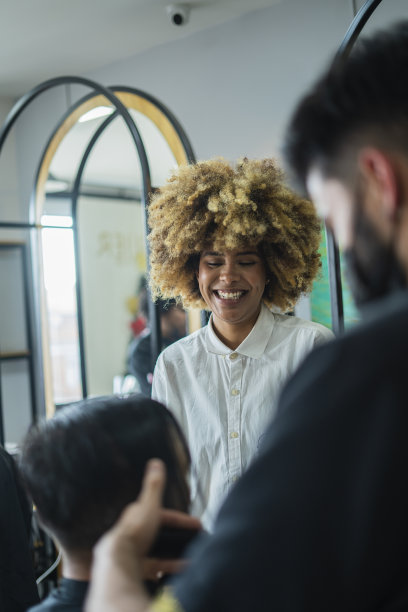 男发型师正在为客户理发图片下载