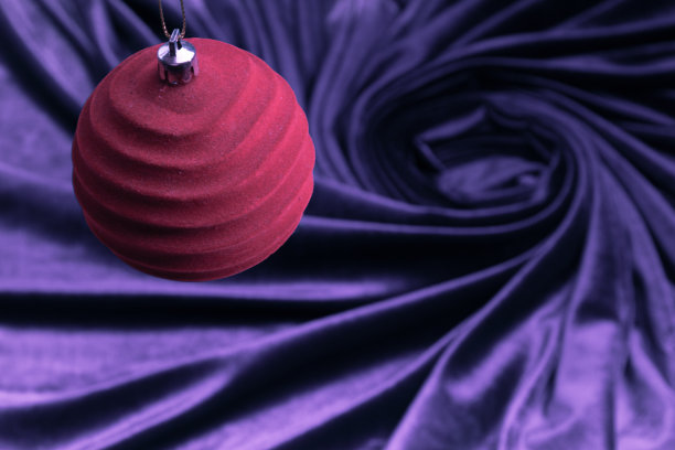 天鹅绒紫色圣诞球的背景豪华天鹅绒织物图片下载