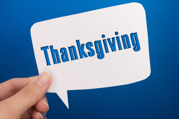 语音泡沫前面的彩色背景与感恩节文本。图片下载