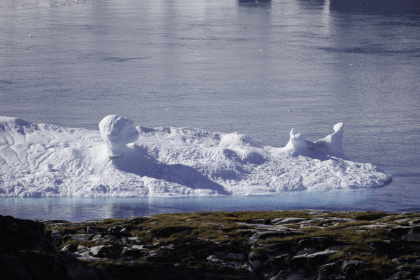 罕见的冰山漂浮在海面上图片下载