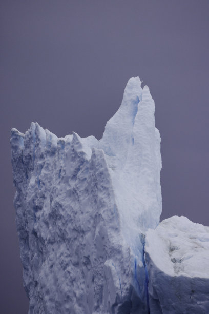 巨大的冰山漂浮在海面上图片下载
