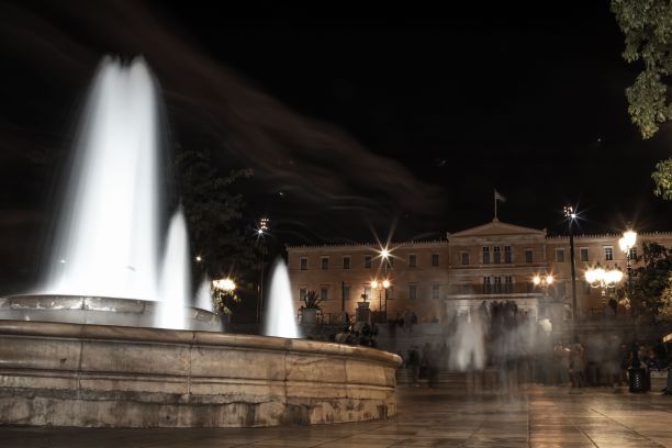 希腊宪法广场的美丽夜景和喷泉图片下载