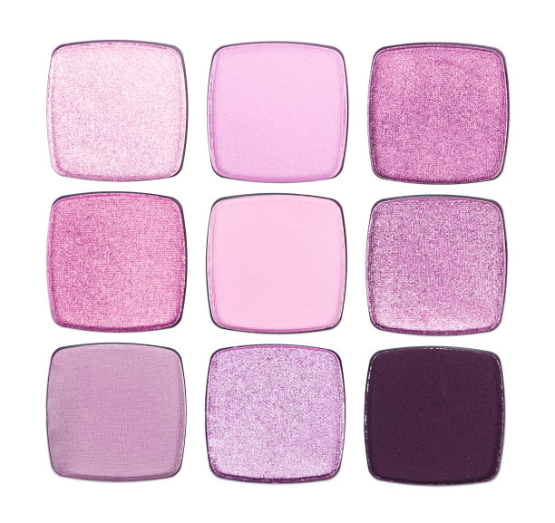 在白色背景上画眼影。图片下载