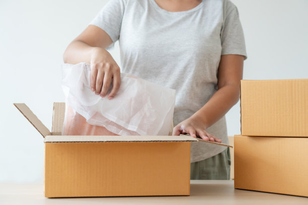 妇女准备包装产品在纸箱交付家庭业务图片下载