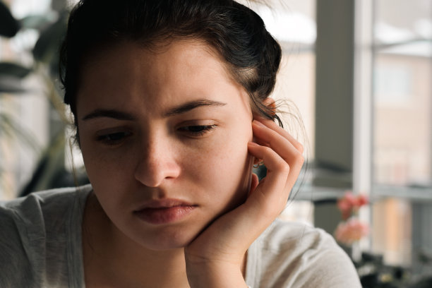 悲伤的少女肖像图片下载