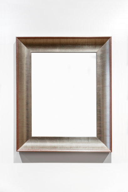 银色古董框架孤立在博物馆的白墙上。图片下载