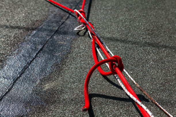 将绳索连接到攀爬安全带上图片下载