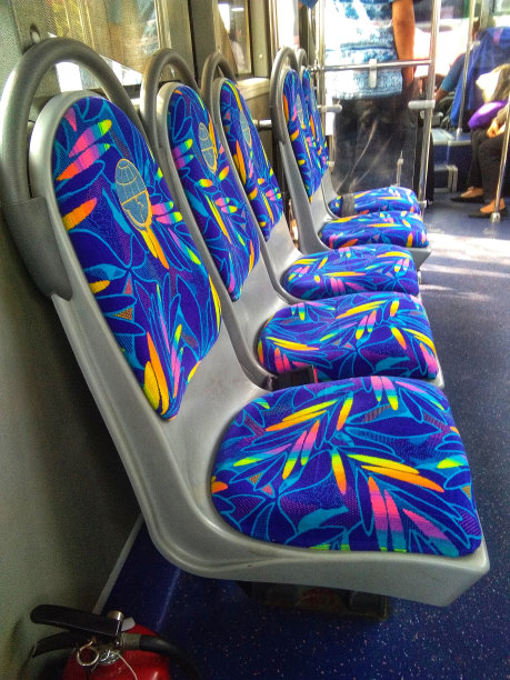 公共汽车空座位是蓝色的图片下载