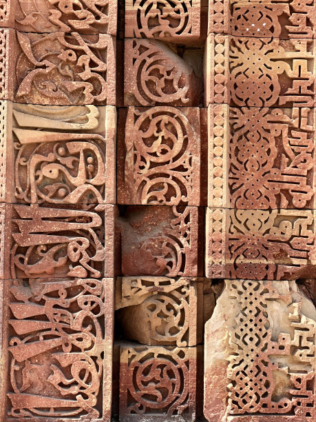 印度新德里库特布米纳尔建筑群墙上的花卉装饰。图片下载