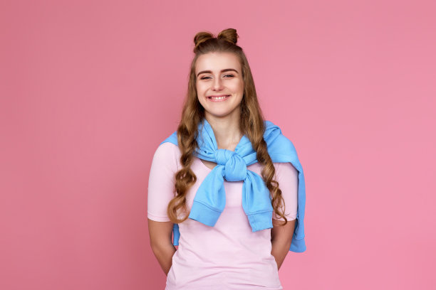 美丽的白种人卷曲的女人在粉红色的t恤图片下载