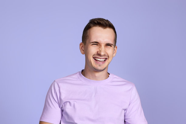 积极英俊的男子微笑的工作室背景图片下载