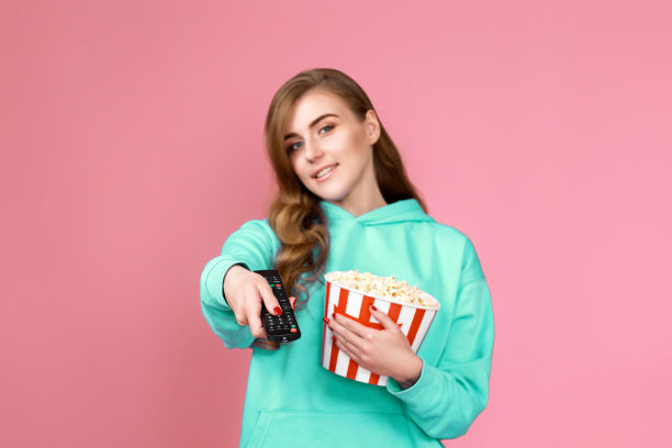 戴着3d眼镜的女人拿着一桶爆米花图片下载