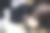 美容师在年轻女性的嘴唇上涂抹红色永久纹身。永久嘴唇纹身程序概念。图片下载