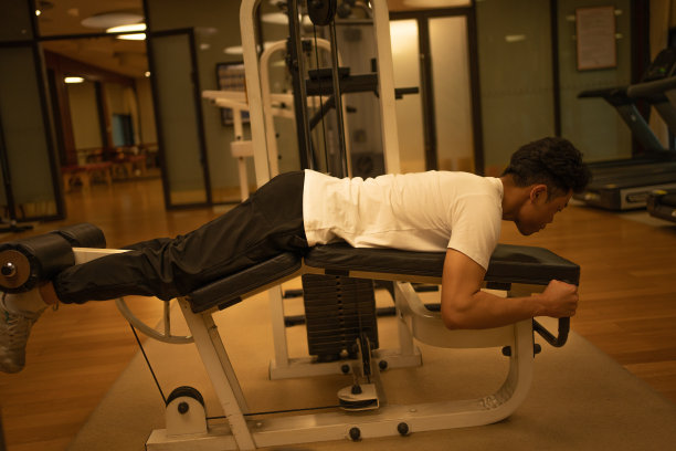 人们在健身房锻炼图片下载