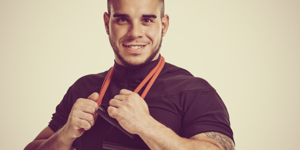 带着膨胀器的微笑男人图片下载