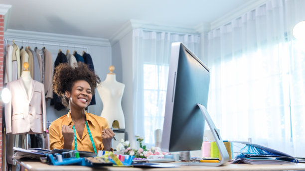 女时装设计师在裁缝店工作。时装设计人体模型测量概念图片下载